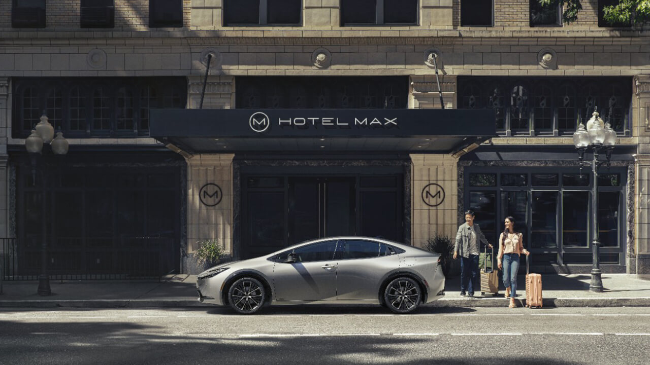 Toyota Prius in front of a hotel
